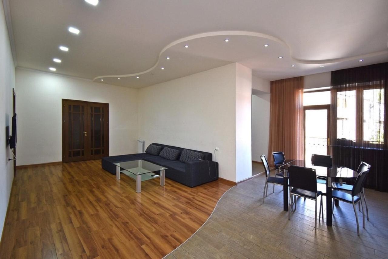 Tumanyan Street 3 Bedroom Deluxe Apartment With Large Balcony Tm662 Erevan Exterior foto